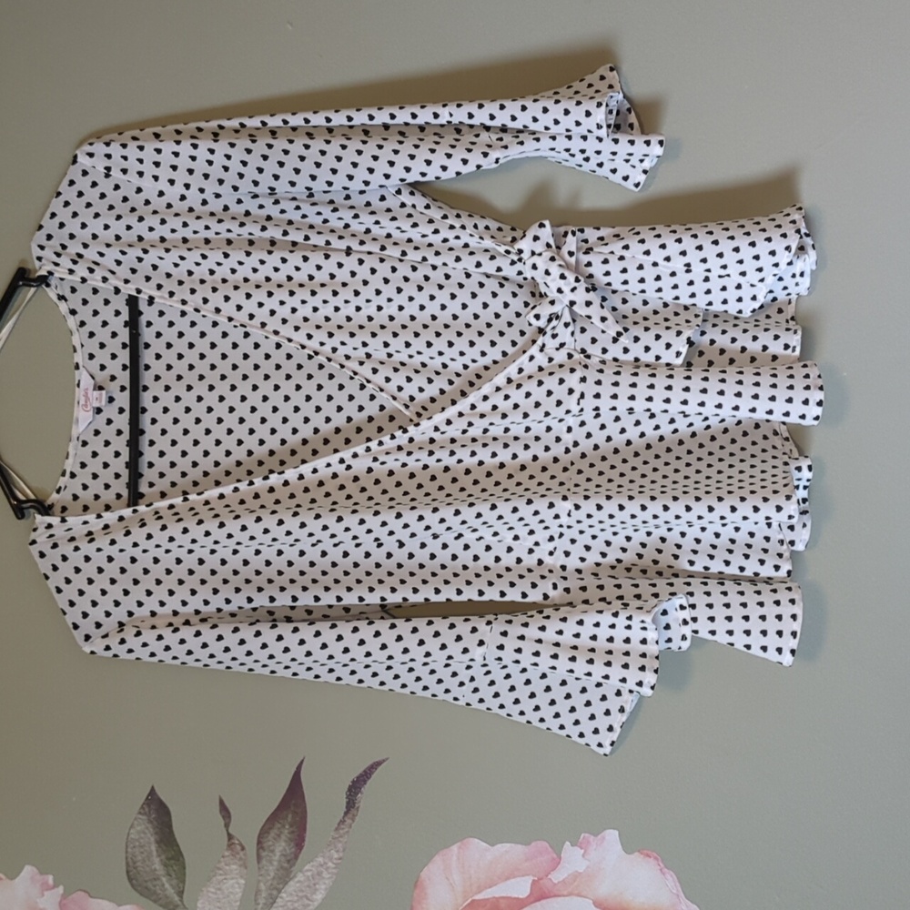 Black and white hearts side tying dress shirt. Medium